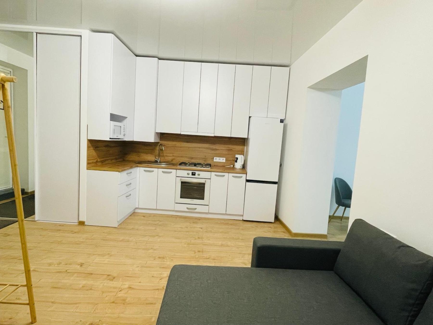 на куліша 3, сучасні біля оперного Apartment